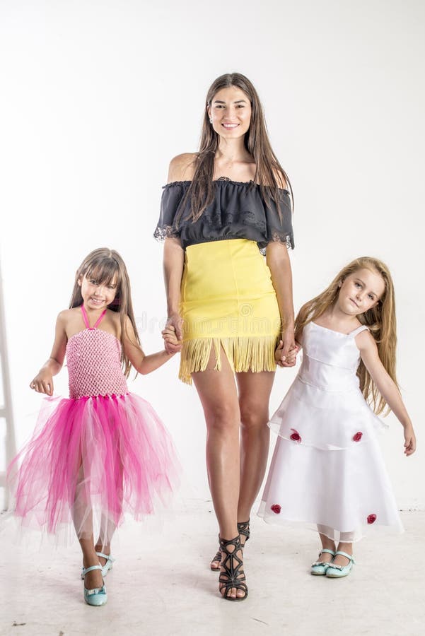 Frauenmode-modell auf der Brücke mit zwei kleinen Mädchen stockfotos Frauenmode-modell auf der Brücke mit zwei kleinen Mädchen stockfotos