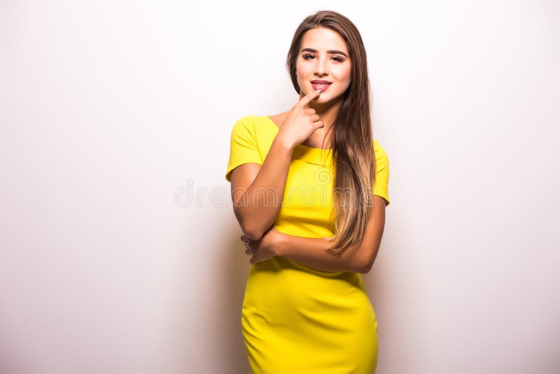 Frauenmode-modell, das im gelben Kleid gegen grauen Hintergrund steht stockbilder Frauenmode-modell, das im gelben Kleid gegen grauen Hintergrund steht stockbilder
