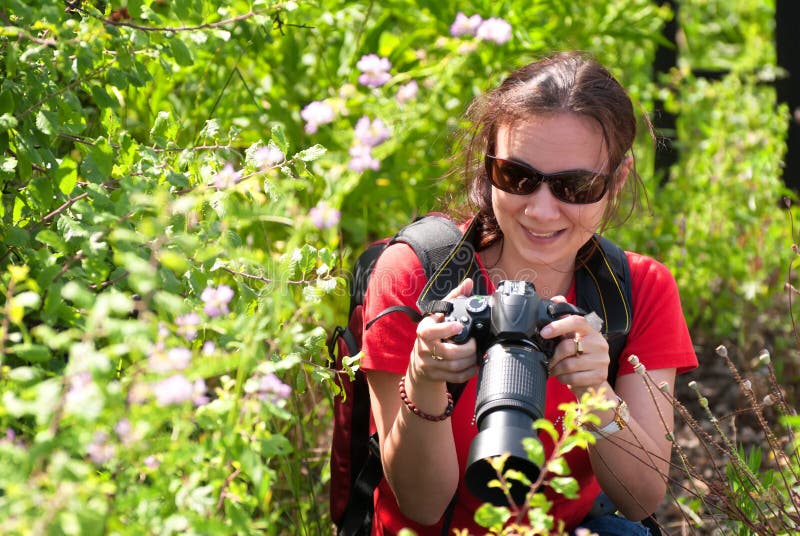 Frauenphotograph in der Natur lizenzfreies stockfoto Frauenphotograph in der Natur lizenzfreies stockfoto