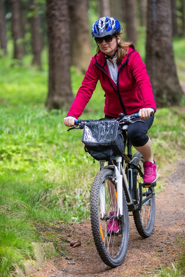 Frauenreitfahrrad lizenzfreies stockfoto