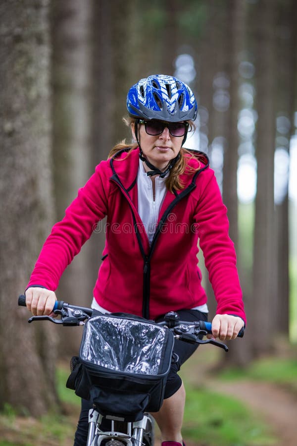 Frauenreitfahrrad lizenzfreie stockfotos