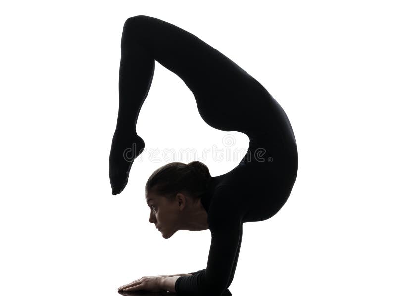 Frauenschlangenmensch, der gymnastisches Yoga ausübt   Schattenbild