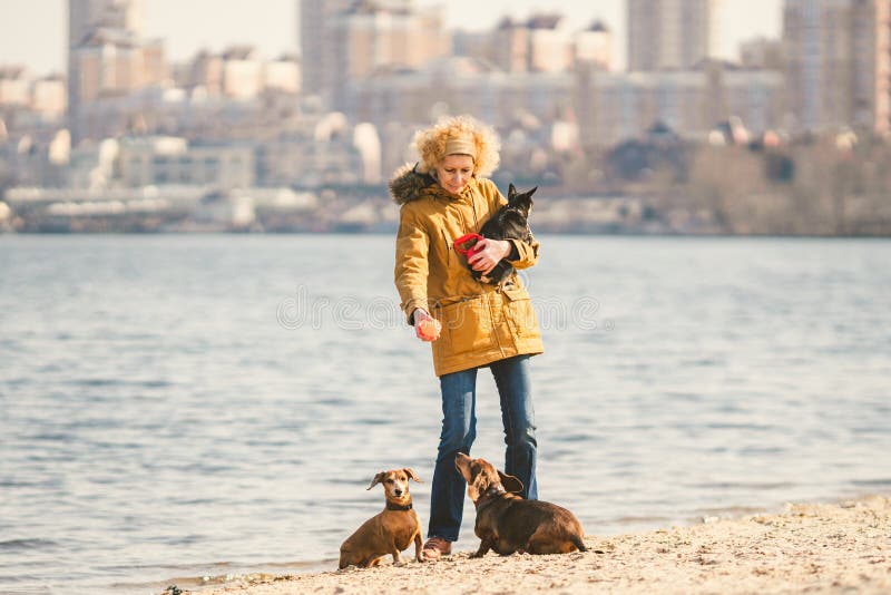 Frauenspiele Mit Hunden Haustiere Und Hunde, Die Hunde Ausbilden Und
