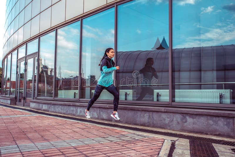 Frauensport Trainer, Sommerstadt, Laufsprung, Eignungstraining Motivationsst?rke-Sinnesgedanken Sch?ner M?dchenmorgen stockbild Frauensport Trainer, Sommerstadt, Laufsprung, Eignungstraining Motivationsst?rke-Sinnesgedanken Sch?ner M?dchenmorgen stockbild