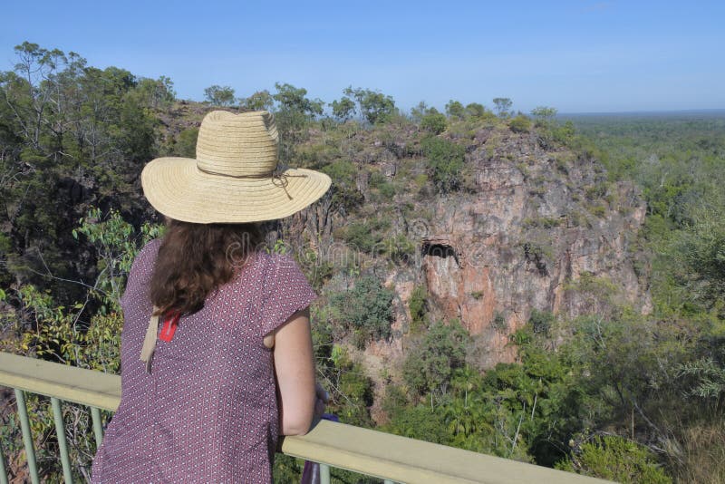Frauentourist, der die Landschaftsansicht von Nationalpark-Nordterritorium Australien Litchfield betrachtet lizenzfreie stockfotos Frauentourist, der die Landschaftsansicht von Nationalpark-Nordterritorium Australien Litchfield betrachtet lizenzfreie stockfotos