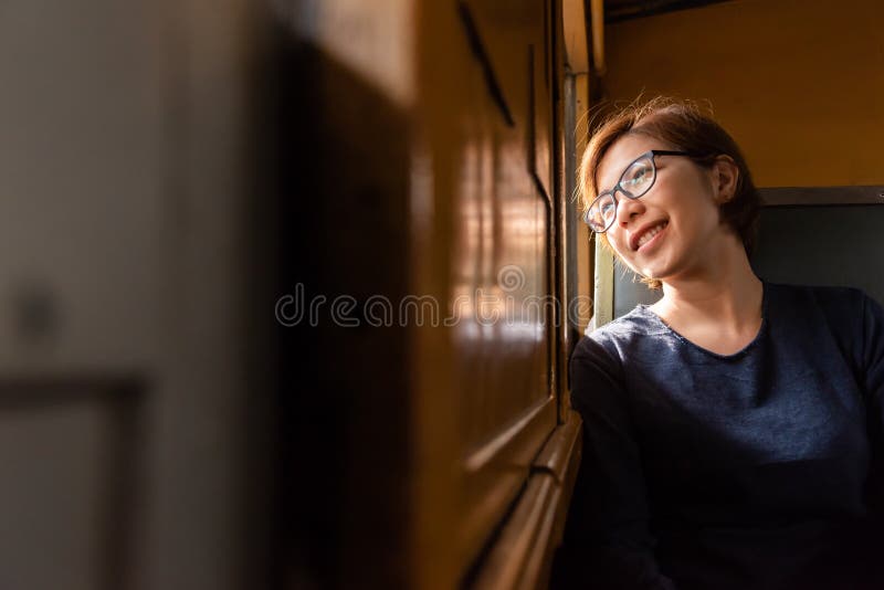 Frauentourist, der durch außerhalb den Fensterzug schaut stockfotografie