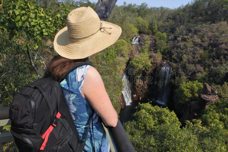 Frauentourist, der Lorence-Fälle in Nationalpark-Nordterritorium Australien Litchfield betrachtet lizenzfreie stockfotos Frauentourist, der Lorence-Fälle in Nationalpark-Nordterritorium Australien Litchfield betrachtet lizenzfreie stockfotos