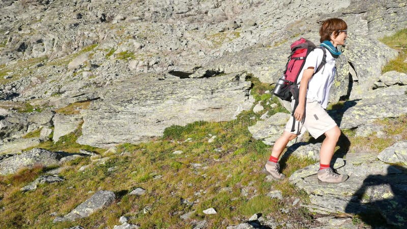 Frauentrekking in der felsigen Berglandschaft der großen Höhe Sommerabenteuer auf den italienischen französischen Alpen