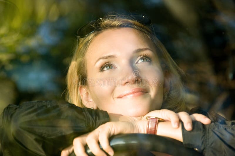 Frauenträume im neuen Auto stockfotografie Frauenträume im neuen Auto stockfotografie
