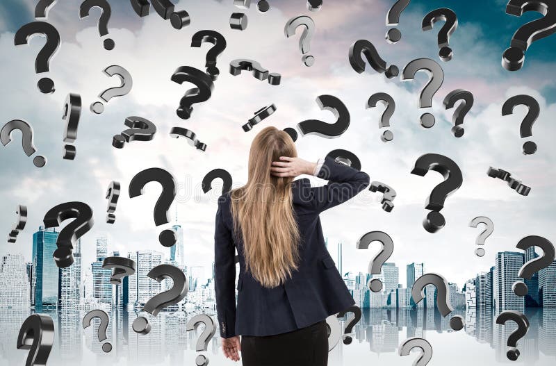 Frauenverkratzen Haupt und Betrachten von den Fragezeichen, die von fallen lizenzfreies stockfoto Frauenverkratzen Haupt und Betrachten von den Fragezeichen, die von fallen lizenzfreies stockfoto