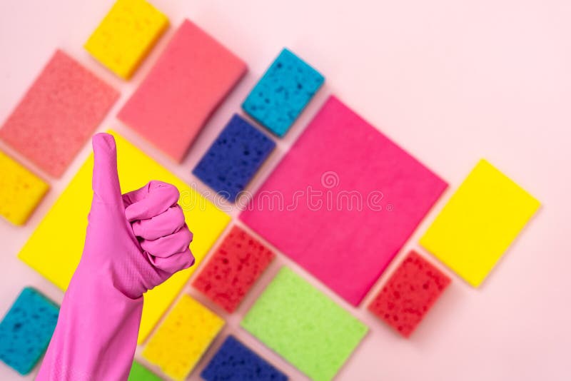 Frauenvertretungsdaumen herauf Seufzer gegen Reinigungseinzelteile lizenzfreie stockfotos Frauenvertretungsdaumen herauf Seufzer gegen Reinigungseinzelteile lizenzfreie stockfotos