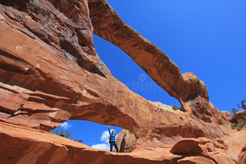 Frauenwanderer wirft an doppeltem O-Bogen an den Bögen Nationalpark, Utah auf stockbilder Frauenwanderer wirft an doppeltem O-Bogen an den Bögen Nationalpark, Utah auf stockbilder