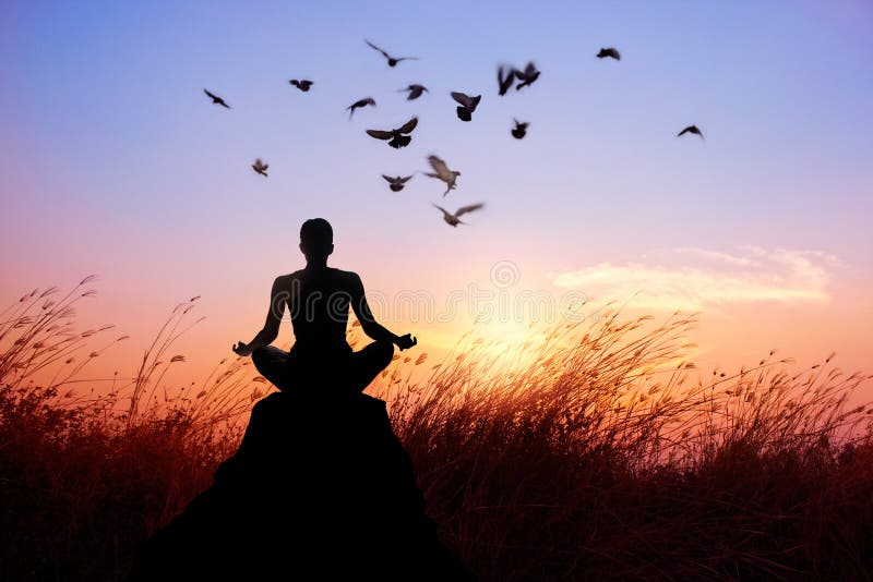 Frauenyoga und Meditieren, Schattenbild auf Natursonnenuntergang lizenzfreies stockfoto
