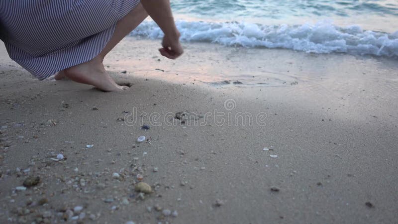 Frauenzeichnungsherz im Strandsand