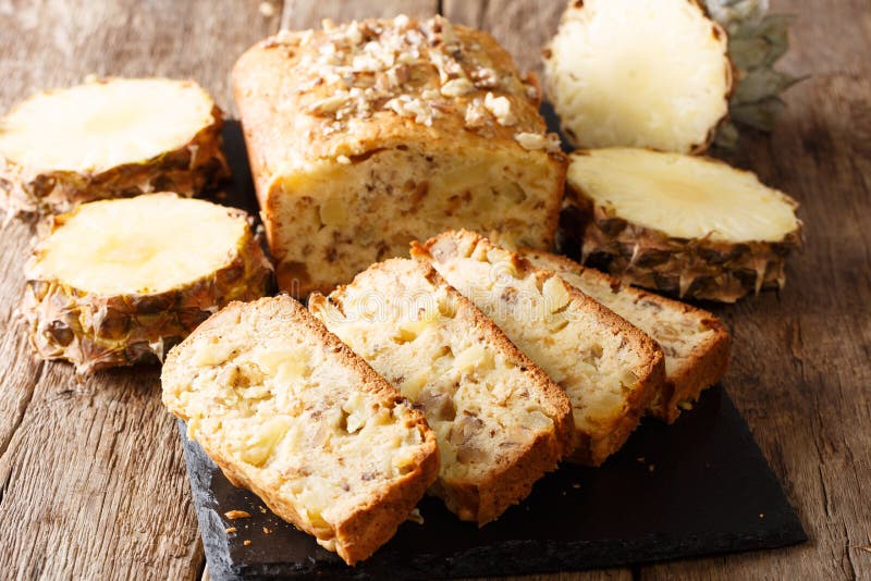 A fraîchement fait des petits pains cuire au four de pain de fruit avec les ananas frais, noix photographie stock A fraîchement fait des petits pains cuire au four de pain de fruit avec les ananas frais, noix photographie stock