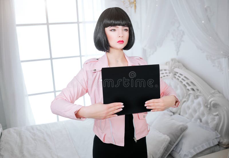 Freak di modo Il vostro testo qui La ragazza sintetica del fascino, bambola falsa con brevi capelli neri è distogliente lo sguard fotografie stock Freak di modo Il vostro testo qui La ragazza sintetica del fascino, bambola falsa con brevi capelli neri è distogliente lo sguard fotografie stock