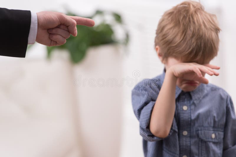 Frecher Sohn der strengen Vaterdisziplin stockbild Frecher Sohn der strengen Vaterdisziplin stockbild