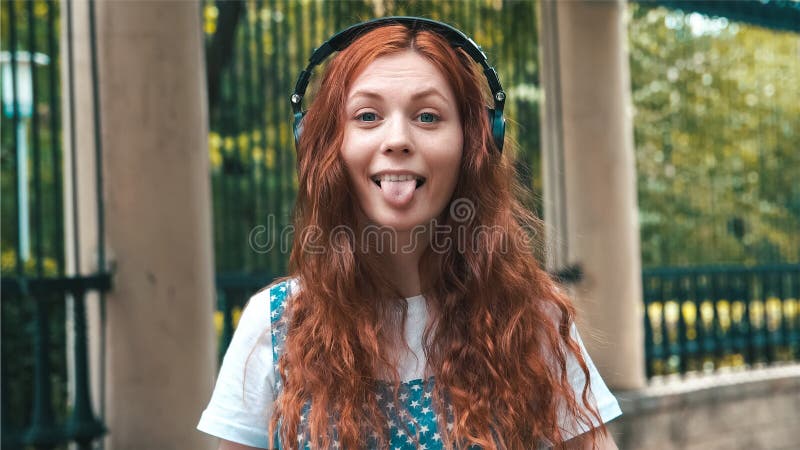 Freckled подросток делая стороны в парке стоковые изображения Freckled подросток делая стороны в парке стоковые изображения