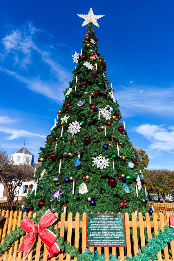 FREDERICKSBURG, TEXAS 19. NOVEMBER 2017: Fredericksburg-Gemeinschaftsweihnachtsbaum installiert in Marktplats-Marktplatz auf ein lizenzfreies stockfoto FREDERICKSBURG, TEXAS 19. NOVEMBER 2017: Fredericksburg-Gemeinschaftsweihnachtsbaum installiert in Marktplats-Marktplatz auf ein lizenzfreies stockfoto