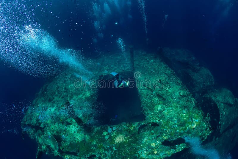 Free diver man dive to shipwreck in ocean stock photography Free diver man dive to shipwreck in ocean stock photography