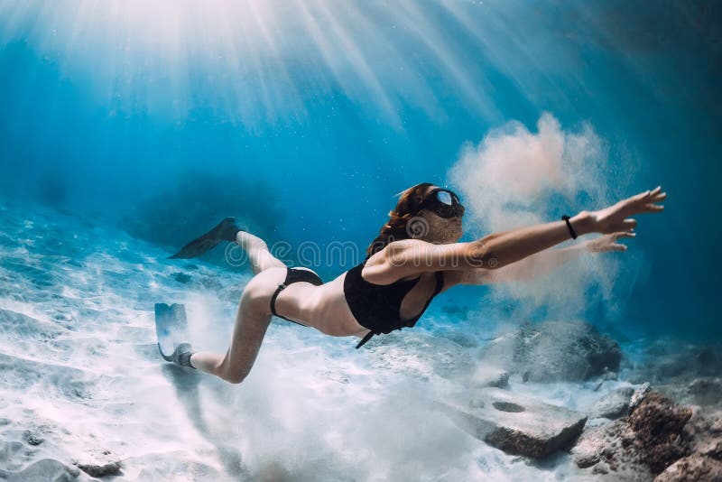 Freediver женщины с песком над песочным морем с ребрами Freediving в гавайском острове стоковые изображения Freediver женщины с песком над песочным морем с ребрами Freediving в гавайском острове стоковые изображения