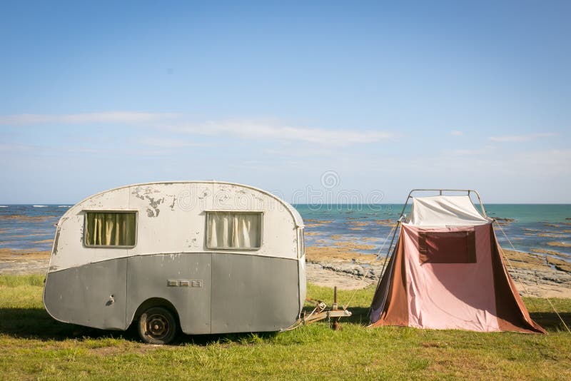 Oneerlijkheid verraad Ongepast Freedom Camping in Vintage Caravan and Tent at an East Coast Beach,  Gisborne, North Island, New Zealand Stock Photo - Image of coastal, budget:  119663800