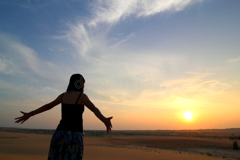 Konzept Bild der Freiheit im Leben mit der silhouette einer Frau mit Blick auf den Sonnenuntergang.