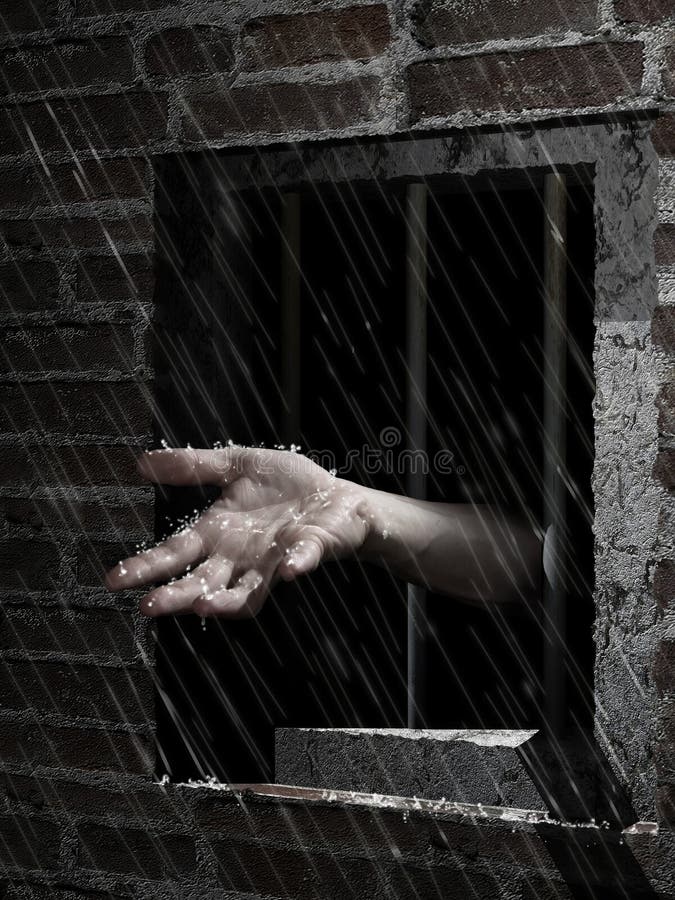 Un prisonier allarga la sua mano attraverso la stretta finestra della sua prigione, per ricevere il fresco, fresco e benefattrice pioggia.