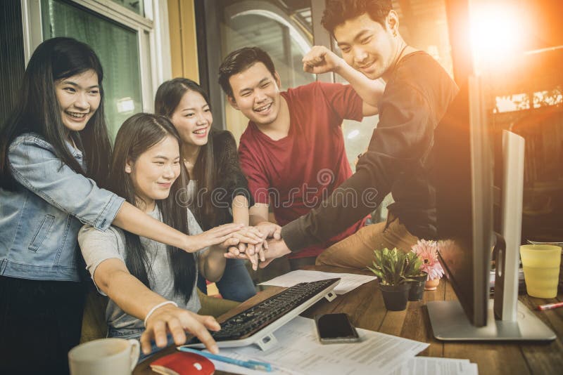 Freelance het werk team succesvol project in huisbureau stock afbeelding Freelance het werk team succesvol project in huisbureau stock afbeelding