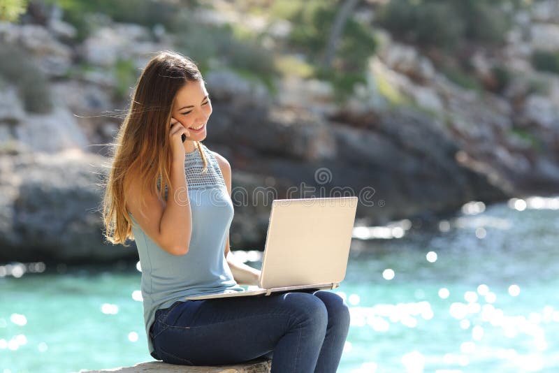 Freelance vrouw die in vakantie aan de telefoon werken