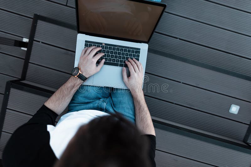 Freelancer del hombre joven que trabaja en un ordenador portátil moderno Opinión superior un trabajador ocupado joven Trabajo rem foto de archivo libre de regalías Freelancer del hombre joven que trabaja en un ordenador portátil moderno Opinión superior un trabajador ocupado joven Trabajo rem foto de archivo libre de regalías