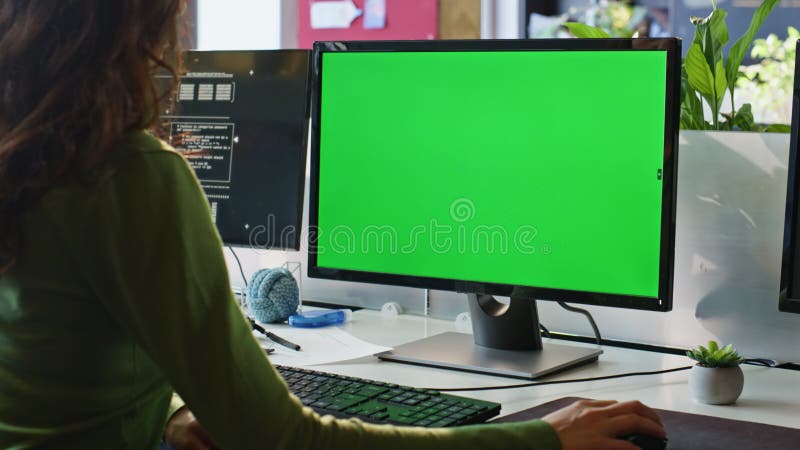 Freelancer navigation mockup pc à domicile closeup. femme d'affaires banque de vidéos