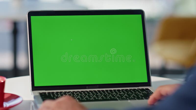 Freelancer navigation site chroma clé ordinateur portable travail table closeup banque de vidéos
