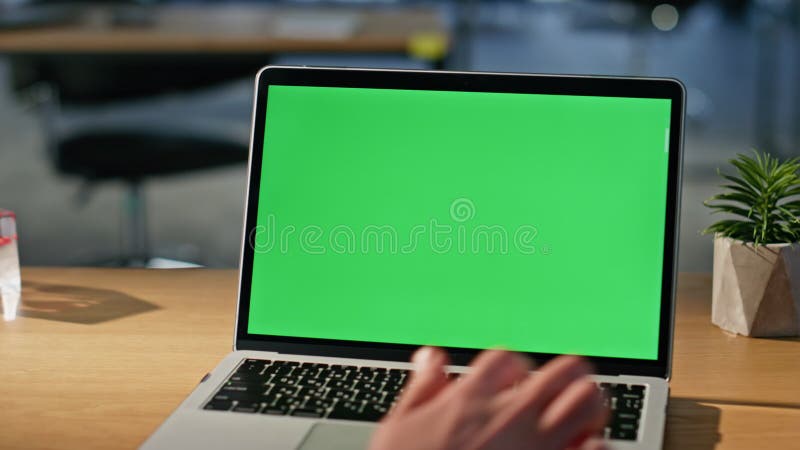 Freelancer navigation site web chroma clé ordinateur portable sur bureau en bois closeup. banque de vidéos