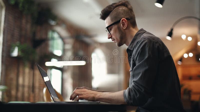 Freelancer que trabaja difícilmente en el café