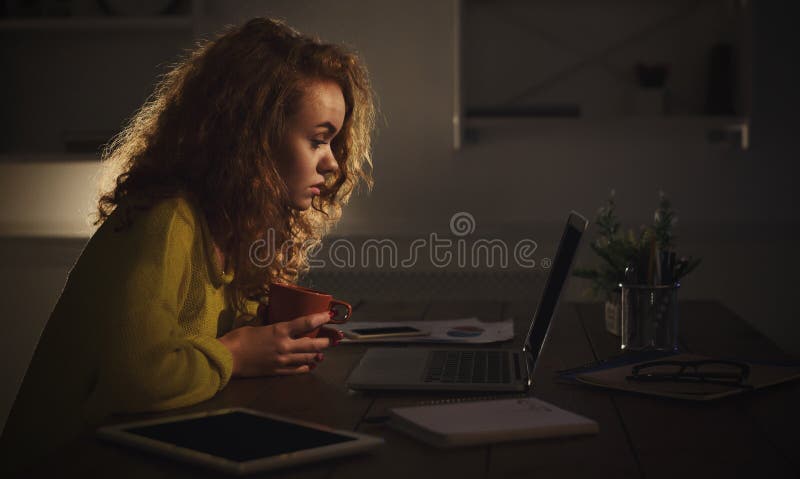 Freelancer trabajando en casa hasta altas horas de la noche fotos de archivo libres de regalías