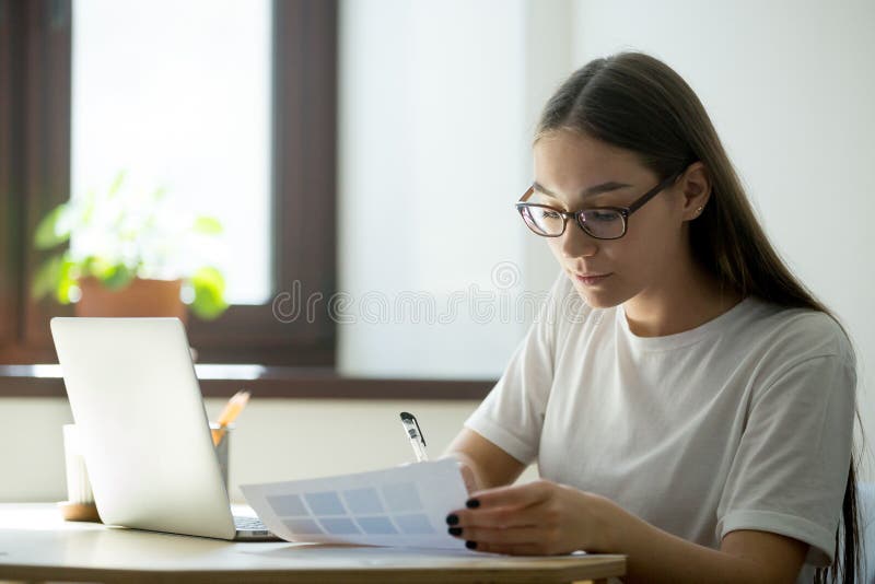 Freelancer que trabalha no portátil que redige para baixo a informação fotografia de stock Freelancer que trabalha no portátil que redige para baixo a informação fotografia de stock