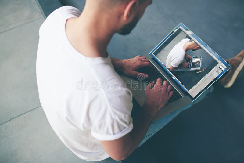 Freelancer robi pieniądze na dystansowym działaniu na notatniku zdjęcia royalty free Freelancer robi pieniądze na dystansowym działaniu na notatniku zdjęcia royalty free