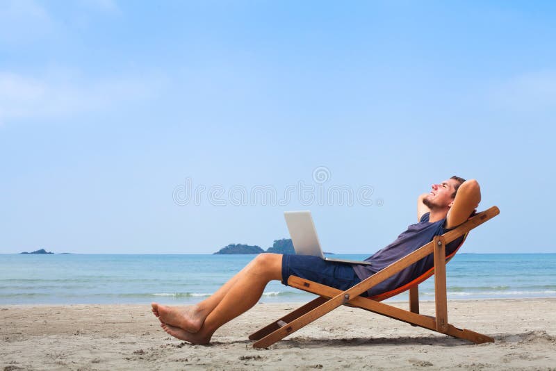 Freelancer, szczęśliwy pomyślny biznesmen na plaży zdjęcie royalty free Freelancer, szczęśliwy pomyślny biznesmen na plaży zdjęcie royalty free