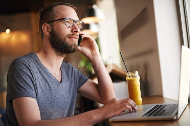 Freelancer telefon i notebook z męską kawiarnią do przejrzenia opinii klientów w trybie online i zgłoszenia. małe firmy obraz stock