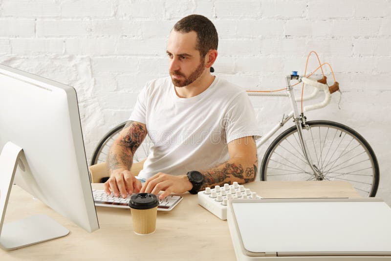 Freelancer ustawiający z wiele hobby pracuje w domu zdjęcia stock Freelancer ustawiający z wiele hobby pracuje w domu zdjęcia stock