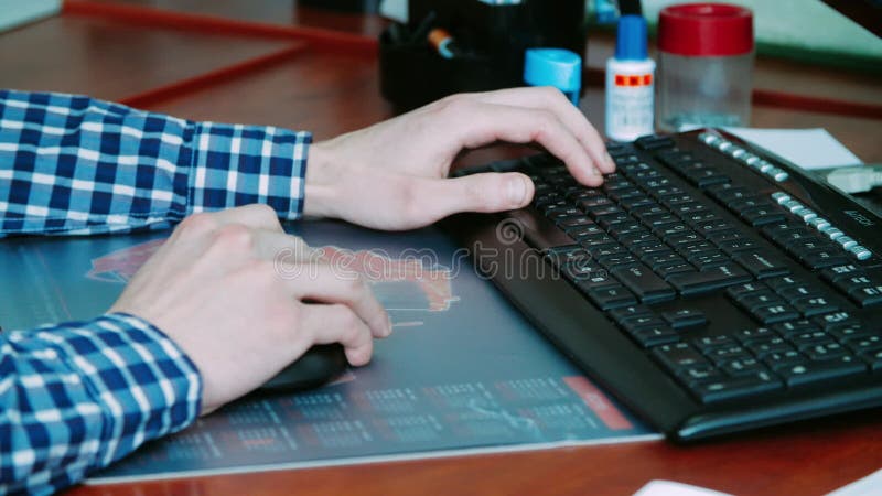 Freelancer που λειτουργεί με το ποντίκι πληκτρολογίων και υπολογιστών Δακτυλογράφηση του κειμένου στο πληκτρολόγιο