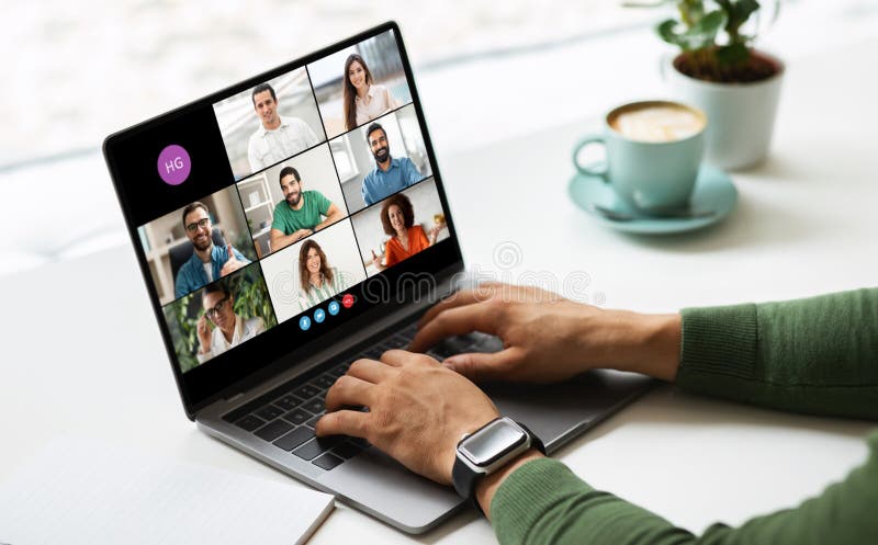 Freelancer использует ноутбук для онлайн видеоконференции с несколькими участниками стоковое фото
