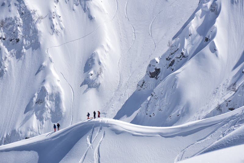 Freeride, snowboarders y pistas de la snowboard en una cuesta de montaña Deporte extremo imágenes de archivo libres de regalías Freeride, snowboarders y pistas de la snowboard en una cuesta de montaña Deporte extremo imágenes de archivo libres de regalías