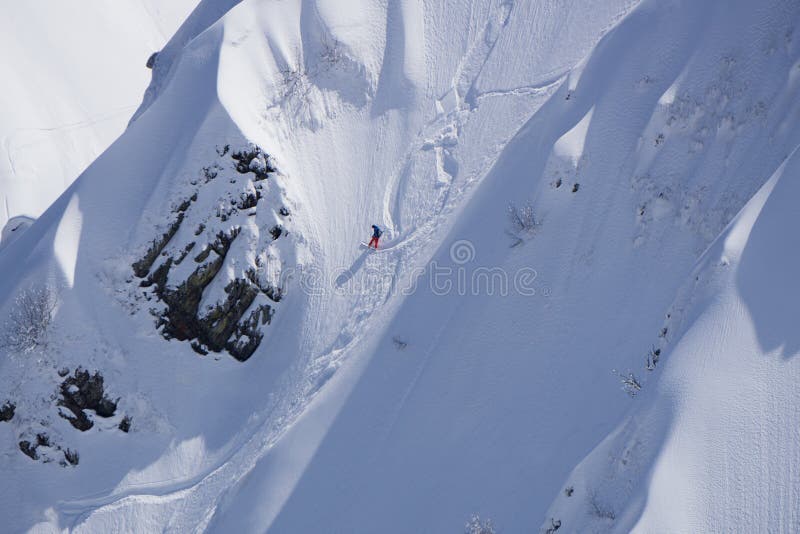 Freeride, snowboarders y pistas de la snowboard en una cuesta de montaña Deporte extremo imagen de archivo Freeride, snowboarders y pistas de la snowboard en una cuesta de montaña Deporte extremo imagen de archivo