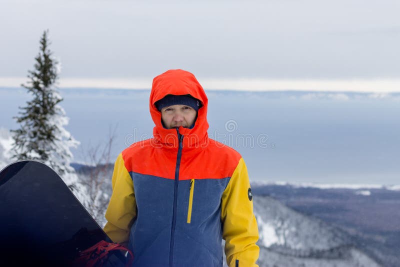Freerider con uno snowboard in camici sta sopra una montagna nevosa fotografia stock libera da diritti Freerider con uno snowboard in camici sta sopra una montagna nevosa fotografia stock libera da diritti