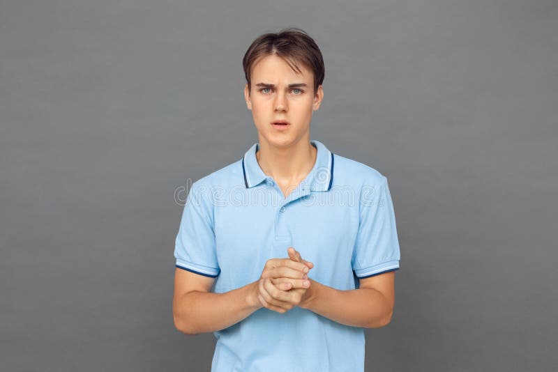 freestyle Posição do menino do adolescente isolada nas palmas de mantimento cinzentas referidas junto imagens de stock freestyle Posição do menino do adolescente isolada nas palmas de mantimento cinzentas referidas junto imagens de stock