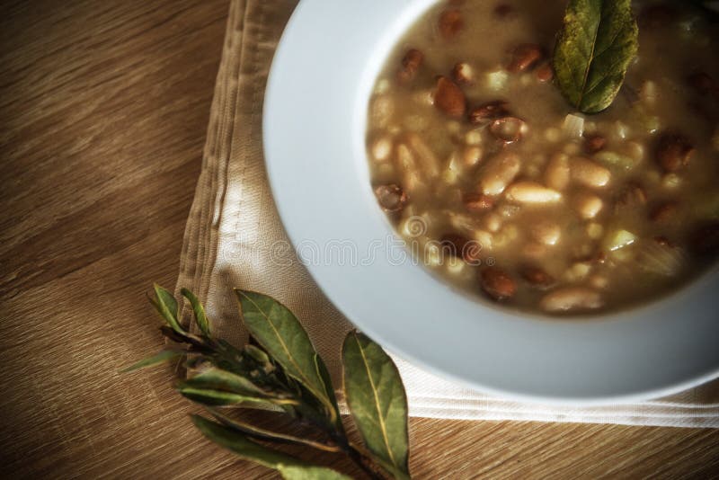 Fregola και σούπα φασολιών σε ένα άσπρο πιάτο στοκ φωτογραφία Fregola και σούπα φασολιών σε ένα άσπρο πιάτο στοκ φωτογραφία