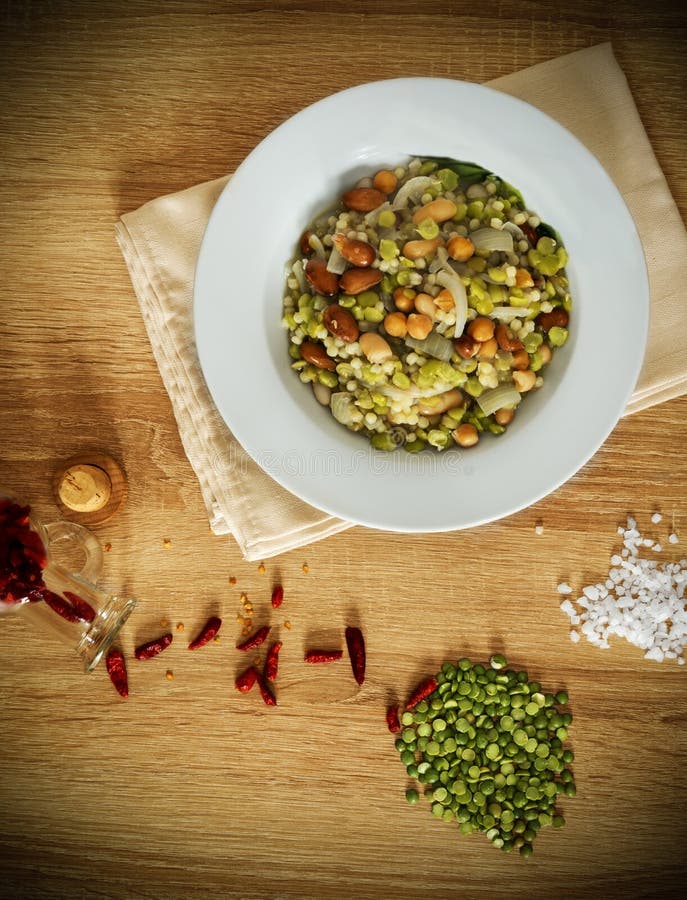 Fregola και σούπα φασολιών σε έναν ξύλινο πίνακα στοκ εικόνες με δικαίωμα ελεύθερης χρήσης Fregola και σούπα φασολιών σε έναν ξύλινο πίνακα στοκ εικόνες με δικαίωμα ελεύθερης χρήσης
