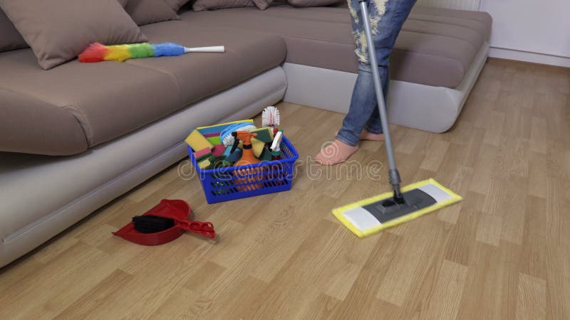 Fregona de las aplicaciones de la mujer en el piso almacen de metraje de vídeo